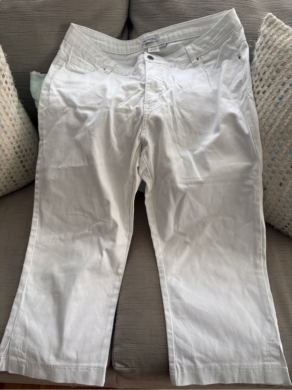 Monroe & Main White Women's Jean Capri Pants